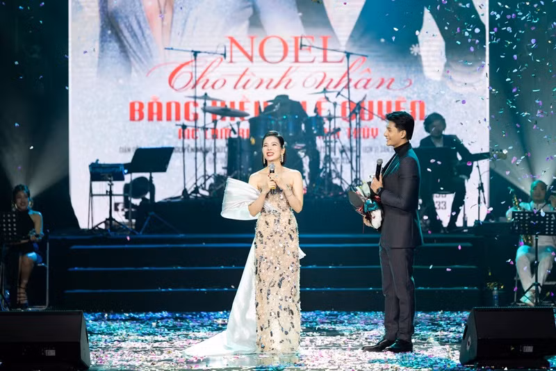 Lâm Bảo Châu làm MC trong đêm nhạc của Lệ Quyên. "Theo kịch bản MC sẽ ra phỏng vấn ca sĩ Lệ Quyên quý vị ạ! Nhưng trước đó, Châu có nói với Lệ Quyên sẽ ra phỏng vấn cô ấy. Ngay lập tức, cô ấy bảo là không được phỏng vấn kiểu MC đâu đấy. Vậy thì: 'Cho anh hỏi cảm xúc của em lúc này như thế nào?'”, Lâm Bảo Châu tiết lộ hậu trường dẫn chương trình. Ảnh: FB Lâm Bảo Châu.