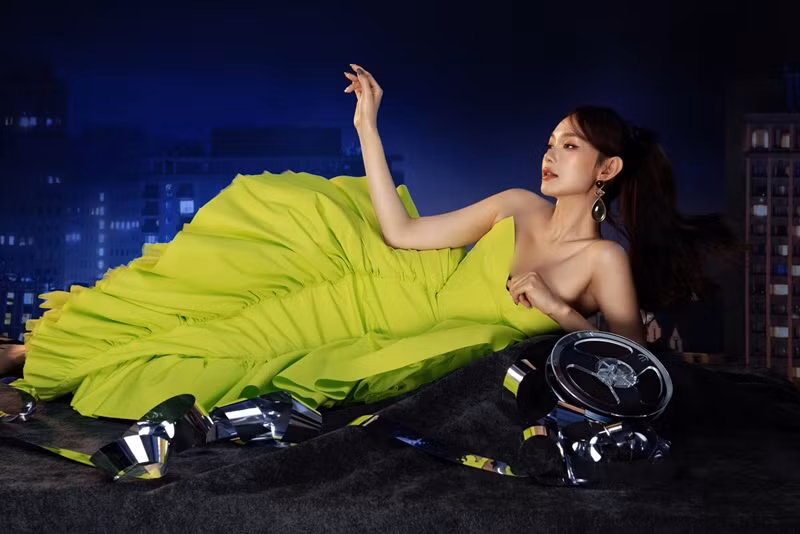 Nữ diễn viên, ca sĩ Minh Hằng sinh năm 1987, nổi tiếng từ bài hát Một vòng trái đất.