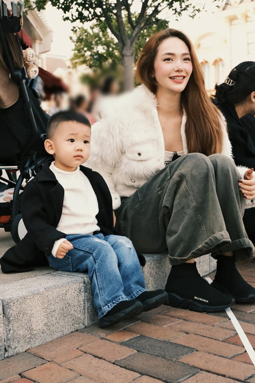 Theo Minh Hằng, nếu ở mãi trong nhà, chăm sóc con trai toàn thời gian, Minh Hằng cảm thấy không ổn. Bởi vậy, cô sớm trở lại với công việc.