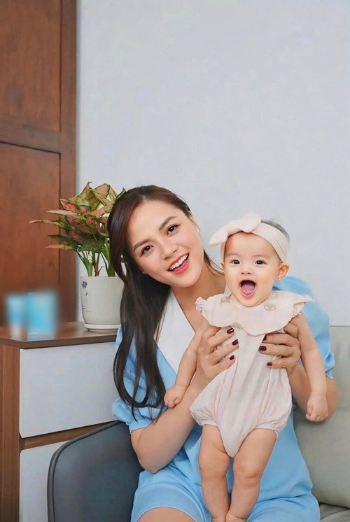 Thu Quỳnh và bạn trai hiện tại đón con gái chào đời vào tháng 5/2024. Ảnh: FB Thu Quỳnh.