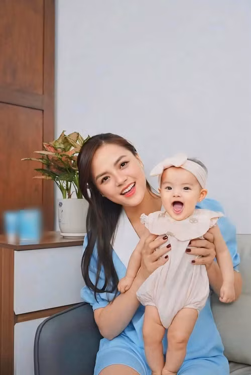 Thu Quỳnh và bạn trai hiện tại đón con gái chào đời vào tháng 5/2024. Ảnh: FB Thu Quỳnh.