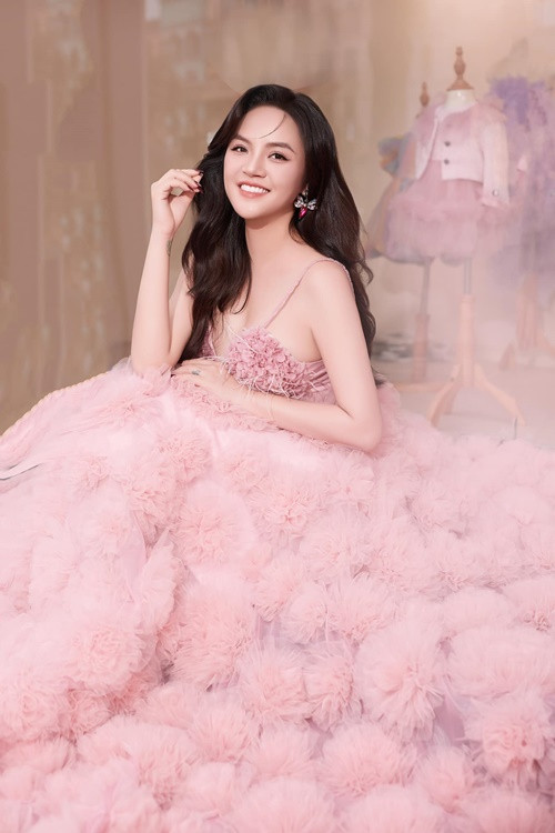 Trong cuộc phỏng vấn với Đời Sống Gia Đình, diễn viên Thu Quỳnh trải lòng về mối quan hệ với bố của con gái thứ 2. “ Trong mối quan hệ của chúng tôi cũng giống như những cặp đôi khác thôi, có lúc lên lúc xuống vì cãi nhau, có khi mình cũng buồn, rồi kệ muốn làm gì thì làm, có lúc rất vui, dành cho nhau những điều lãng mạn, bất ngờ”, cô cho biết. Ảnh: FB Thu Quỳnh.