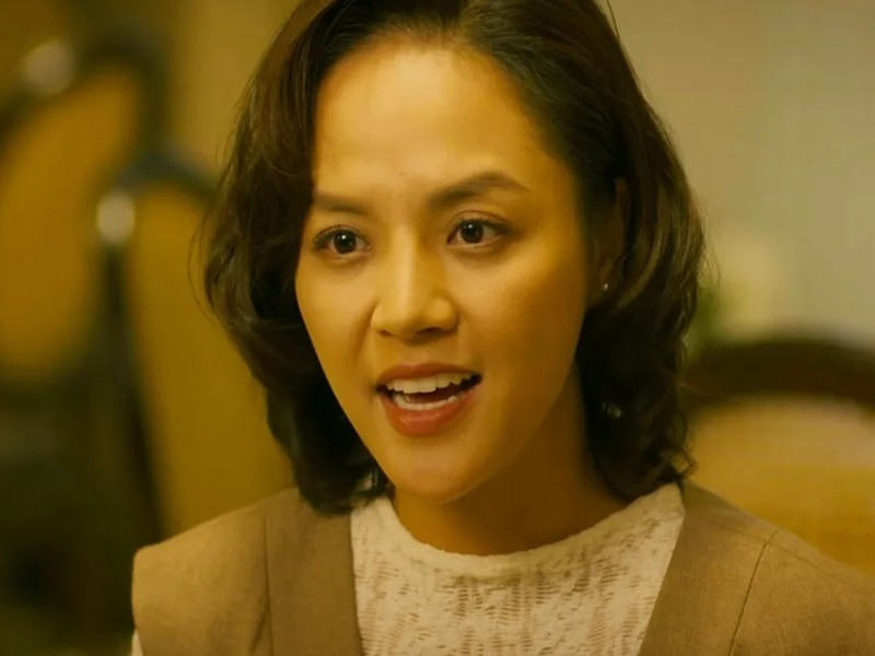 Trong Cha tôi, người ở lại, Thu Quỳnh vào vai mẹ của Trần Nghĩa. "Chưa phim nào khi bước tới phim trường, tôi cầu mong mọi người khen tôi già như phim này. Mỗi lần anh đạo diễn Vũ Trường Khoa nghe thấy ai khen tôi trẻ, anh sẽ nghĩ ra cách khiến tôi già hơn như đeo thêm cặp kính hay búi tóc”, Thu Quỳnh chia sẻ trên VTV. Ảnh: VTV.