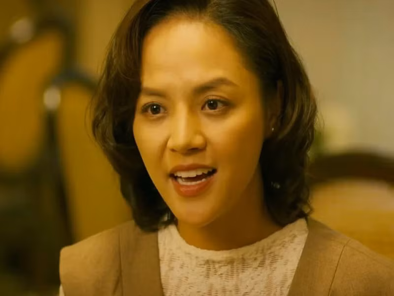 Trong Cha tôi, người ở lại, Thu Quỳnh vào vai mẹ của Trần Nghĩa. "Chưa phim nào khi bước tới phim trường, tôi cầu mong mọi người khen tôi già như phim này. Mỗi lần anh đạo diễn Vũ Trường Khoa nghe thấy ai khen tôi trẻ, anh sẽ nghĩ ra cách khiến tôi già hơn như đeo thêm cặp kính hay búi tóc”, Thu Quỳnh chia sẻ trên VTV. Ảnh: VTV.