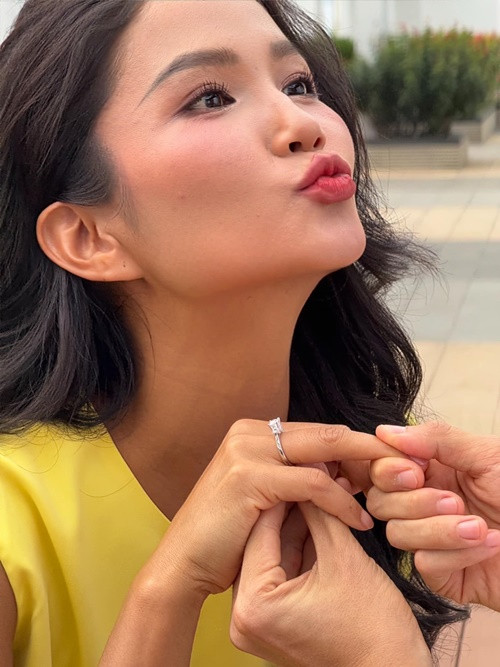 Đông đảo đồng nghiệp gửi lời chúc mừng đến H'hen Niê. Ảnh: FB Tuấn Khôi.