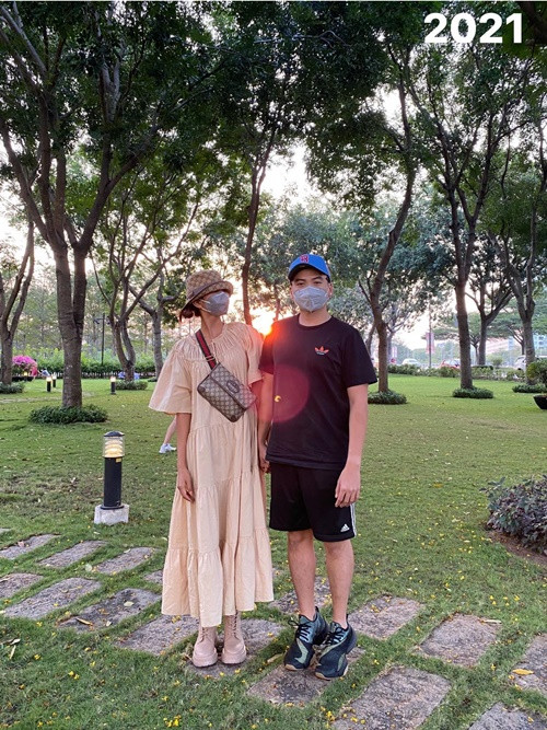 H'hen Niê ăn mặc giản dị bên người yêu. Ảnh: FB Tuấn Khôi.