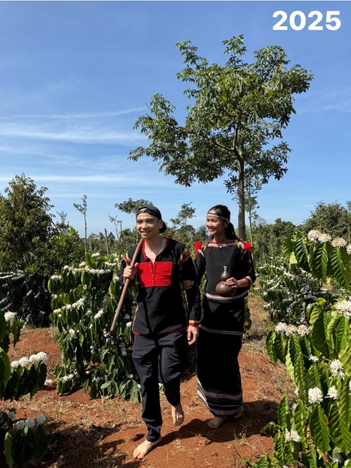 Nhiều đồng nghiệp, khán giả mong chờ đám cưới của H'hen Niê và Tuấn Khôi sau 7 năm bên nhau. Ảnh: FB Tuấn Khôi.