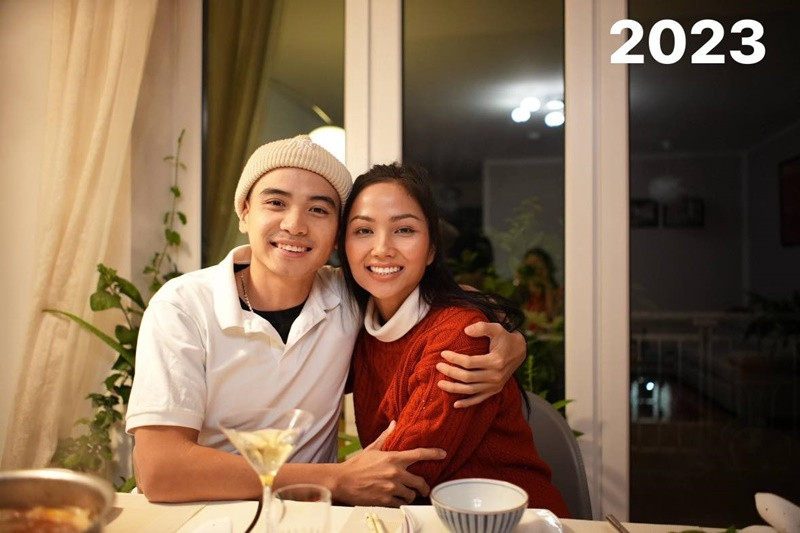 Vào dịp Tết 2025, khi được Lê Thúy hỏi "Khi nào thiệp cưới trao tay?", H'hen Niê đáp lại: "Chắc chắn có chị ạ". Ảnh: FB Tuấn Khôi.