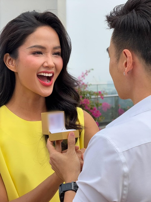 Trước thềm Valentine 2025, Hoa hậu H'hen Niê được bạn trai cầu hôn. "Cảm ơn anh. Như lời anh nói “Vì em là duy nhất”. Anh là tình yêu duy nhất của Hen", nàng hậu bày tỏ. Ảnh: FB Tuấn Khôi.