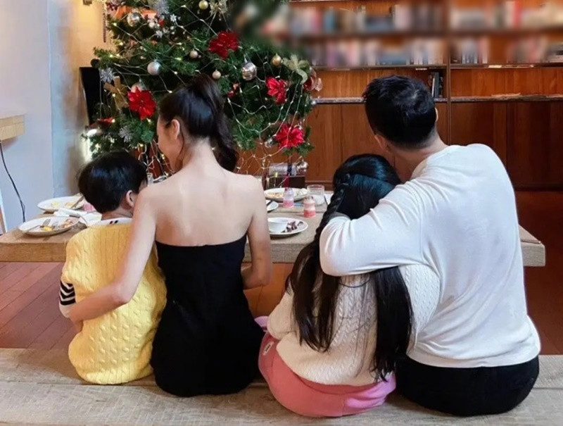 Mandy sống hòa thuận với các con riêng của Uông Tiểu Phi trong 1 năm qua. Ảnh: Phụ Nữ Mới.