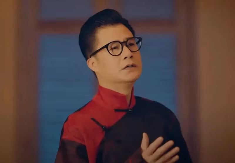 "Đời người không tránh khỏi sinh lão bệnh tử. Đó là sự luân hồi của mỗi con người mà chúng ta phải chấp nhận phải không? Tết này con cháu sum vầy bên má. Má nghe con hát mỗi ngày má nhé. Con cháu nhà mình thương má vô ngần. Má là suối nguồn của chúng con và các cháu”, Quang Dũng viết. Ảnh: Thể Thao Văn Hóa.