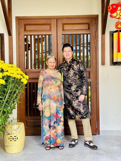 Nam ca sĩ chia sẻ hình ảnh đón Tết Nguyên đán 2023 cùng đấng sinh thành. Ảnh: FB Quang Dũng.