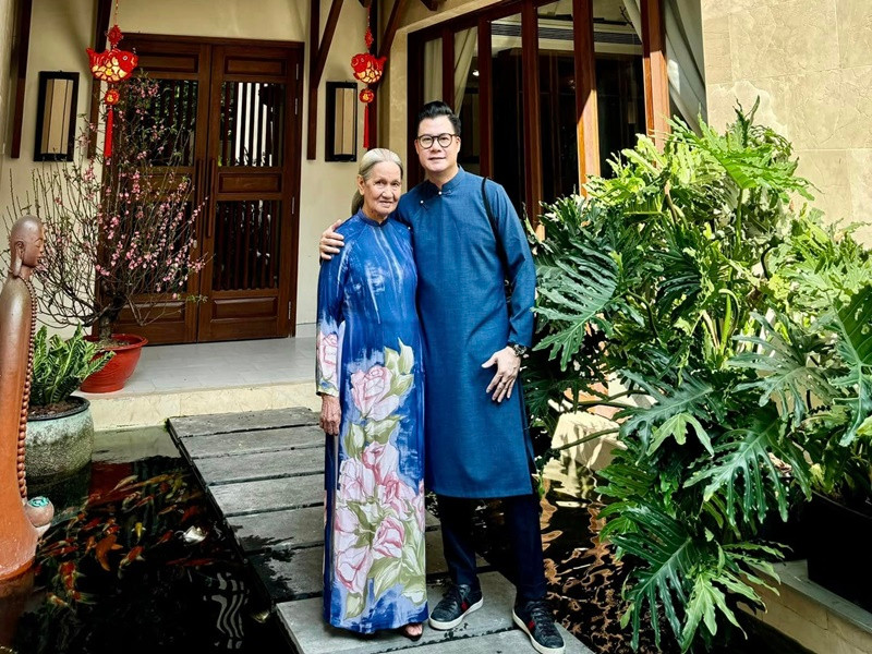 Anh tâm sự: “Hôm nay con chọn bài hát này để hát cho má nghe và cũng như là lời nhắc nhỡ với các con các cháu về sự sum vầy của ngày Tết. Bài hát kỷ niệm này sẽ theo con đến suốt cả cuộc đời mình mỗi dịp Tết đến xuân về. Như nhắc nhở rằng chúng con thương nhớ má vô bờ bến…". Ảnh: FB Quang Dũng.