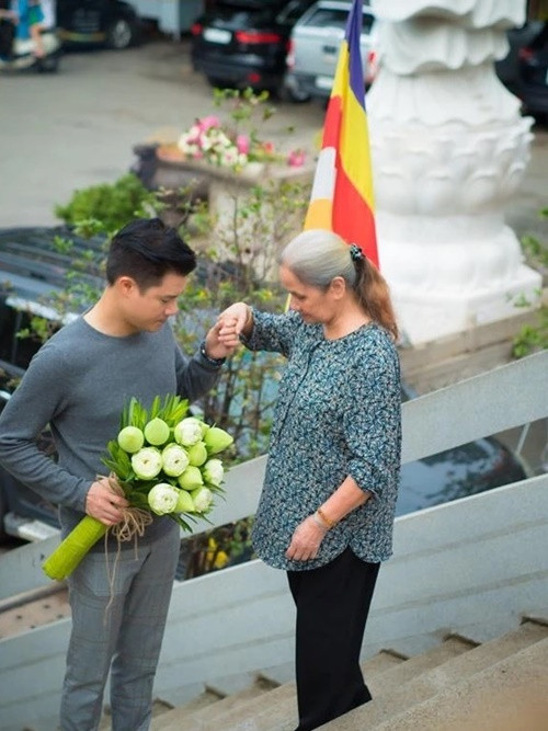 Vào tháng 1/2025, Quang Dũng dành tặng mẹ ca khúc Đón xuân này, nhớ xuân xưa. Ảnh: Pháp Luật TP HCM.