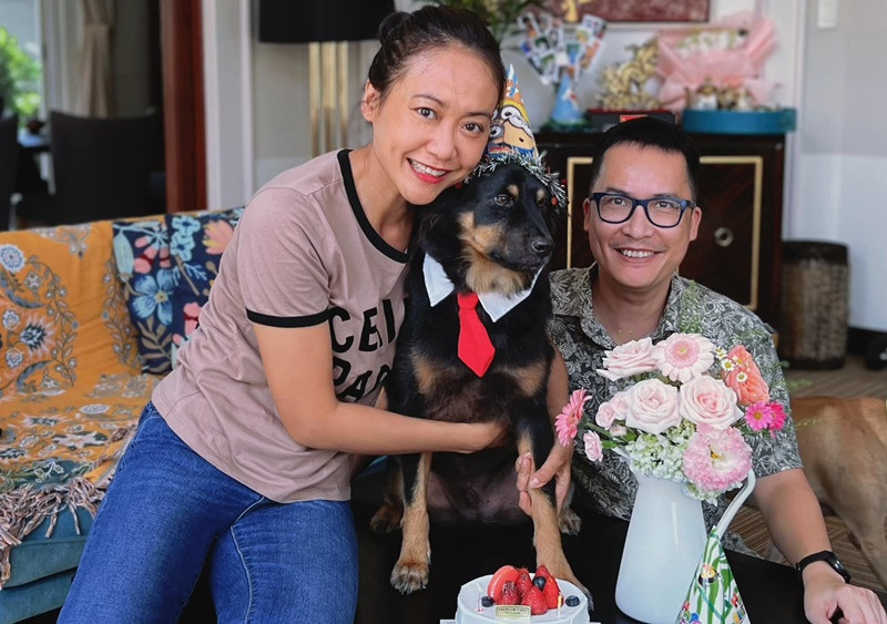 Chồng Hồng Ánh là nhà phê bình Nguyễn Thanh Sơn. Cả hai biết nhau từ những năm 2000. Năm 2009, Hồng Ánh quyết định lên xe hoa. Ảnh: FB Hồng Ánh.