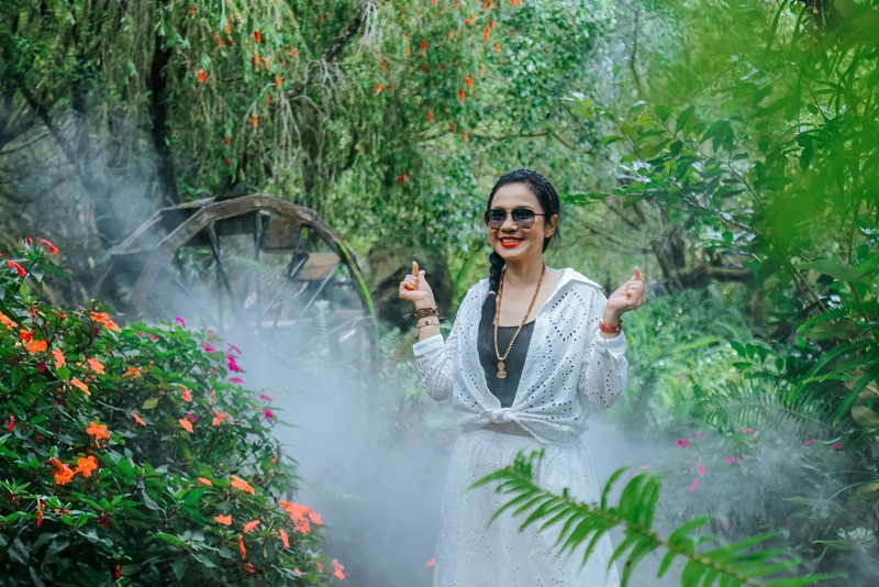 Việt Trinh vẫn trẻ trung, gợi cảm ở tuổi 53. Ảnh: FB Việt Trinh.