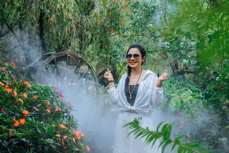 Việt Trinh vẫn trẻ trung, gợi cảm ở tuổi 53. Ảnh: FB Việt Trinh.