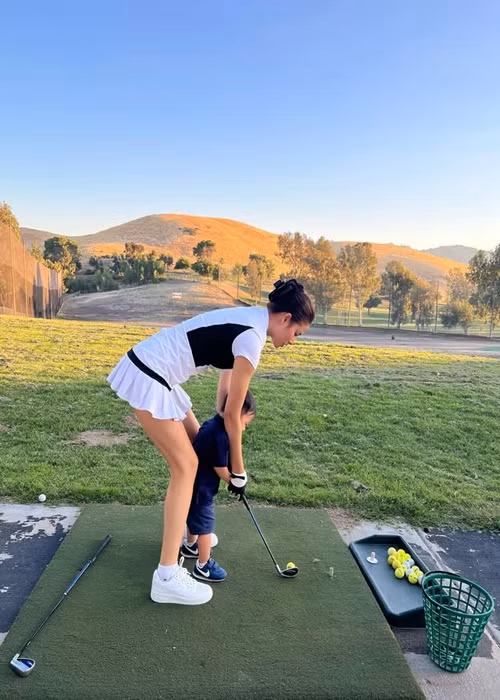 Từ năm 2022, Phạm Hương đam mê đánh golf. Cô còn cho hai con nhỏ học môn thể thao dành cho giới nhà giàu này.