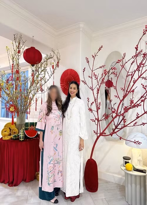 Từ khi sang Mỹ vào năm 2018, vào dịp Tết, nàng hậu thường chọn trang phục truyền thống.