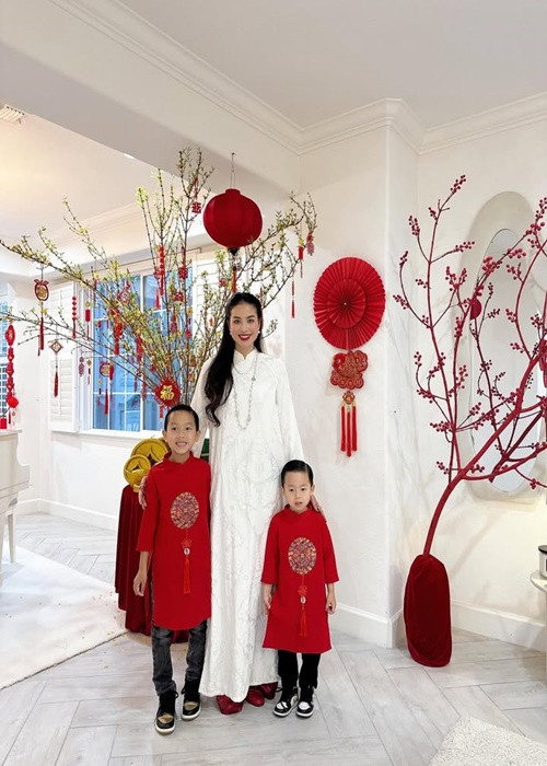 Hai con trai của Phạm Hương diện áo dài đỏ trong dịp lễ vừa qua.