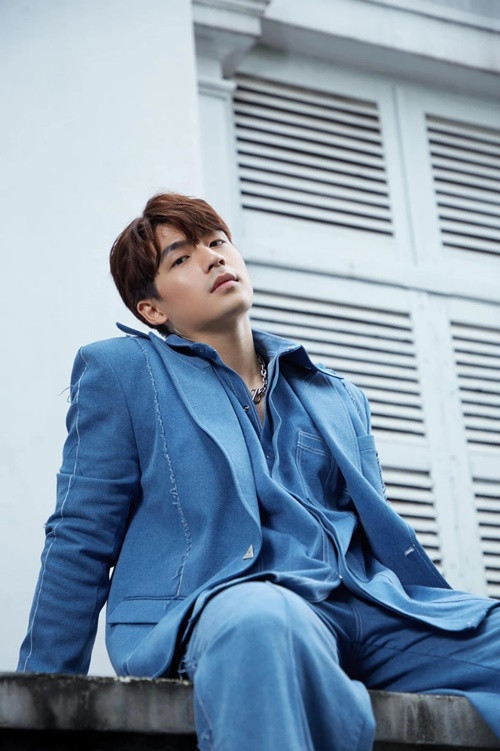 Theo Saostar, đầu tháng 2 vừa qua, khi được Uyển Ân hỏi: “Khi đóng cặp với Tiểu Vy, phải tương tác và tìm hiểu để xoá bỏ ranh giới ngại ngùng vì hai người chưa gặp nhau bao giờ. Thì bạn gái anh có ghen hay không”, Quốc Anh cho biết rằng anh chưa có bạn gái. Ảnh: VOV.