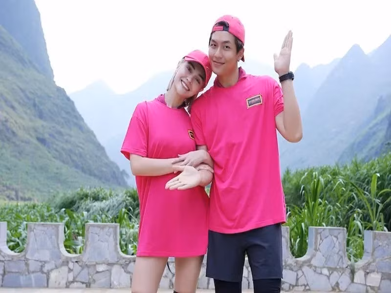 Mlee và Quốc Anh vướng tin đồn hẹn hò từ năm 2019 sau khi tham gia Cuộc đua kỳ thú và đóng MV Tình yêu dài lâu. Ảnh: VTV.