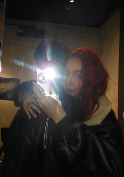 Ít ngày trước, Mlee gây chú ý khi đăng ảnh bên trai chàng trai giấu mặt. Ảnh: FB Mlee.