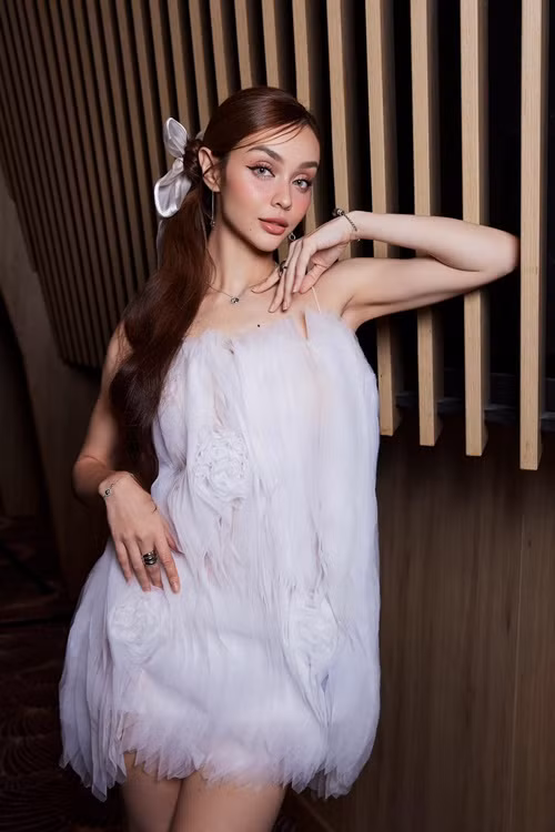 "Thực lòng, bản thân không muốn bất kỳ ai, đặc biệt là những người không liên quan, phải bận lòng vì những điều này. Cũng không muốn ai, ngay cả bản thân, phải chịu thêm tổn thương hay vướng vào những rắc rối không đáng có. Vậy nên, xin phép khép lại tất cả. Mong rằng mọi chuyện sẽ dừng lại tại đây. Ai cũng xứng đáng có được hạnh phúc của riêng mình”, Mlee viết. Ảnh: FB Mlee.