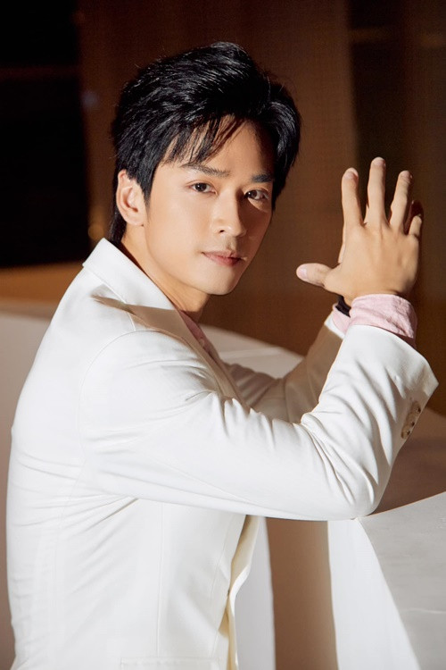 Trong cuộc phỏng vấn với Tiền Phong, Trần Nghĩa cho biết, anh rất hạn chế tiếp xúc, gần gũi bạn diễn. “Tôi không bao giờ có suy nghĩ đồng nghiệp thì có thể cầm tay hay động chạm thoải mái. Tôi tự đặt ra ranh giới như thế để mọi người không hiểu lầm tình cảm, thái độ của mình”, anh nói. Ảnh: FB Trần Nghĩa.