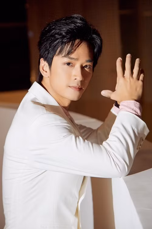 Trong cuộc phỏng vấn với Tiền Phong, Trần Nghĩa cho biết, anh rất hạn chế tiếp xúc, gần gũi bạn diễn. “Tôi không bao giờ có suy nghĩ đồng nghiệp thì có thể cầm tay hay động chạm thoải mái. Tôi tự đặt ra ranh giới như thế để mọi người không hiểu lầm tình cảm, thái độ của mình”, anh nói. Ảnh: FB Trần Nghĩa.