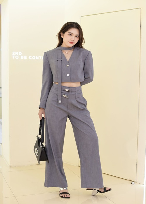 Vợ Minh Tiệp rất thích style cá tính và gần như không thích bị đụng hàng. Cô thường chỉnh sửa trang phục theo ý thích nhờ biết may. Ảnh: FB Thùy Dương.