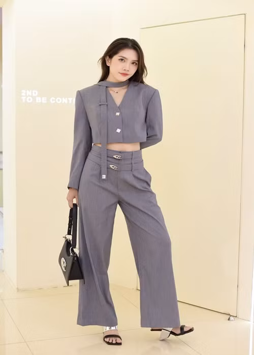 Vợ Minh Tiệp rất thích style cá tính và gần như không thích bị đụng hàng. Cô thường chỉnh sửa trang phục theo ý thích nhờ biết may. Ảnh: FB Thùy Dương.