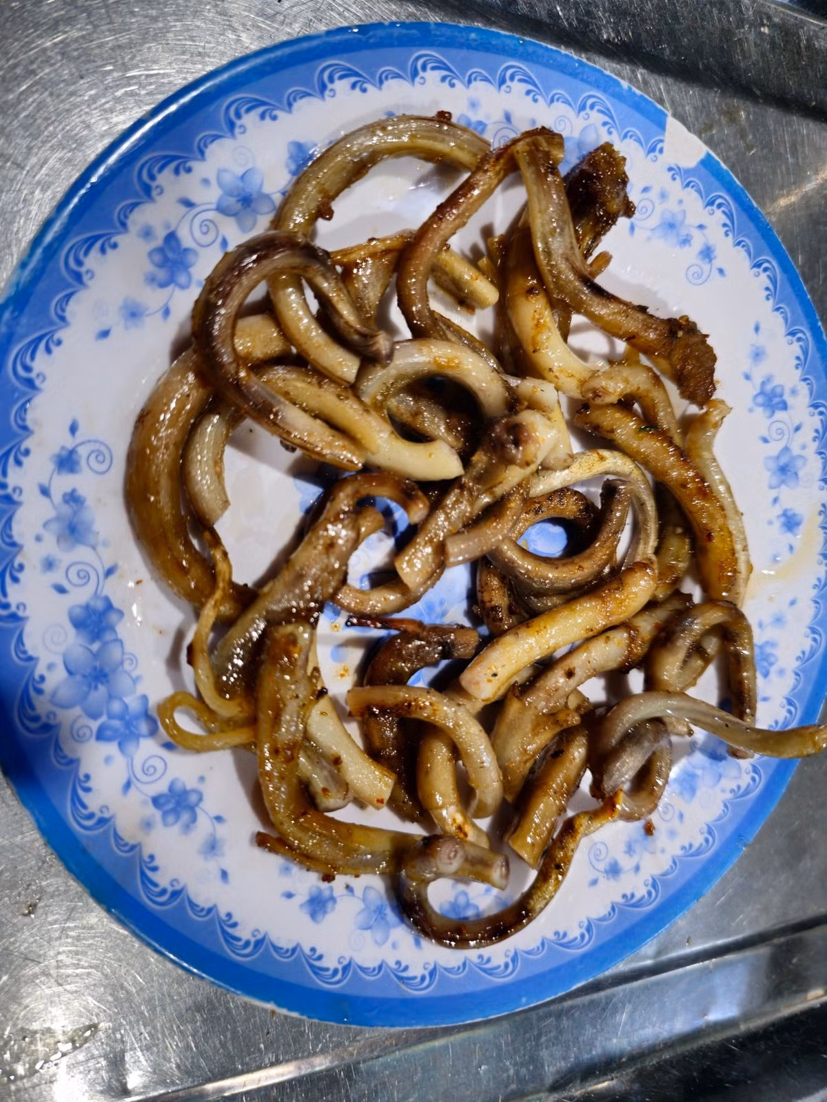 Khách Tây nếm thử món ăn nghe tên "ngượng đỏ mặt" ở Hà Nội - Hình 3 Khach Tay nem thu mon an nghe ten