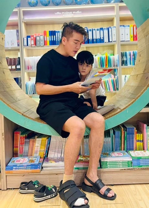 Đàm Vĩnh Hưng chưa từng hé lộ hoàn toàn bàn chân sau vụ tai nạn. Anh từng trải lòng, trong nhiều tháng, anh giấu chuyện phải cắt bỏ một số ngón chân với mẹ và con trai. Ảnh: FB Đàm Vĩnh Hưng.