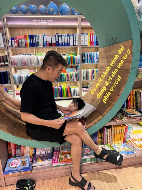 “Tôi giấu má tôi. Con tôi ngây ngô hỏi tôi: "Sao ba Hưng mang vớ hoài vậy?". Tôi chết điếng và cảm thấy đau còn hơn lúc tai nạn ập đến. Vì tôi đã nói gạt con mình, má mình lâu như thế mà vẫn chưa biết đến khi nào mới có thể nói thật được. Đó là điều tôi không bao giờ muốn làm như vậy với gia đình mình, nhất là con mình”, Mr Đàm cho hay. Ảnh: FB Đàm Vĩnh Hưng.