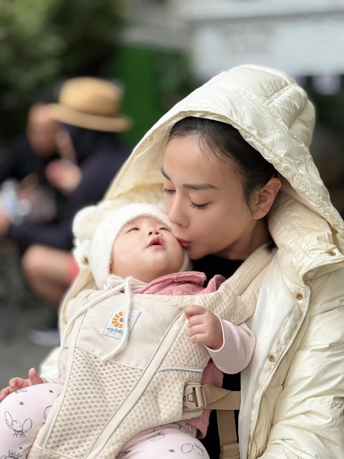 Phương Oanh vẫn dành nhiều thời gian chăm sóc con nhỏ.