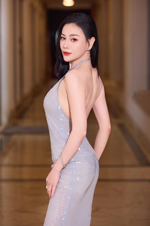 Vóc dáng của Phương Oanh đầy thon gọn, đặc biệt có xương quai xanh quyến rũ.