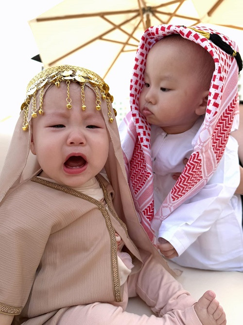 Hai nhóc tì nhà Phương Oanh được bố mẹ cho ăn mặc giống công chúa, hoàng tử khi ở Dubai.
