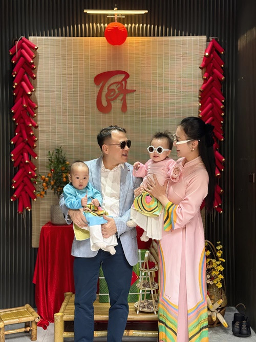 Dịp Tết Nguyên đán 2025, Jenny và Jimmy diện áo dài được Hoa hậu Ngọc Hân thiết kế riêng.