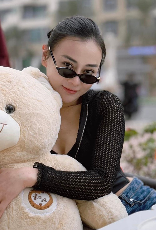 Phương Oanh cho rằng, bế và địu con là bí quyết giúp cô giữ được cân nặng. "Ngày nào cũng “gánh tạ” nguyên buổi thì có mà gầy trơ xương quai xanh ra ạ", nữ diễn viên chia sẻ.