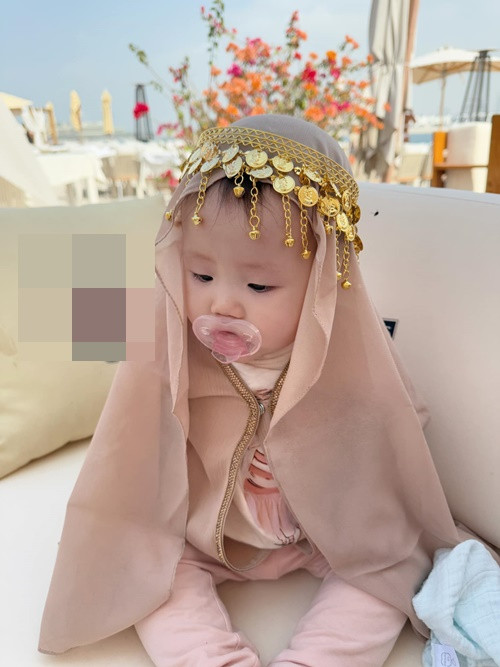 Cặp song sinh nhà Phương Oanh ngoan ngoãn khi lần đầu ra nước ngoài.