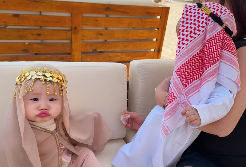 "Buổi cosplay bất ổn của nàng công chúa bụng to và chàng hoàng tử tinh nghịch. Hay anh trai say Dubai cùng em gái bục váy rẽ áo", Phương Oanh hài hước chú thích khi đăng ảnh các con.