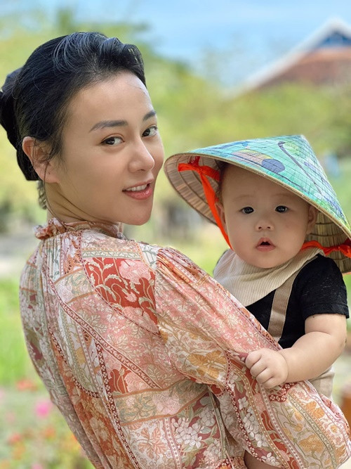 Nữ diễn viên phim Hương vị tình thân tăng 20 kg khi mang bầu đôi. 1 tháng sau sinh, cô giảm 17 kg.