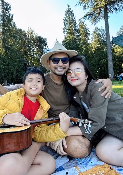 Dịp kỷ niệm ngày cưới, Huỳnh Đông nhắn nhủ Ái Châu: "10 năm của tụi mình .. Làm thêm 5 cái 10 năm nữa ẵm cháu nội chụp chung nha mẹ Châu".