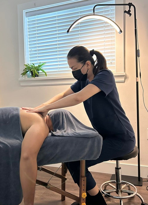 Ái Châu làm thêm công việc mát xa nơi xứ người. "Công việc làm thêm nhỏ xíu của em. Mọi người khỏe em cũng vui", nữ diễn viên chia sẻ.