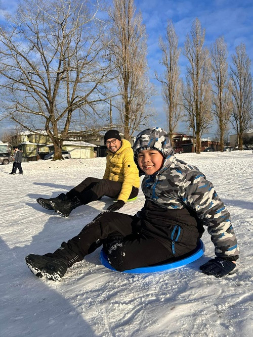 Bé Happy hào hứng trượt tuyết trong công viên cách đây ít ngày.