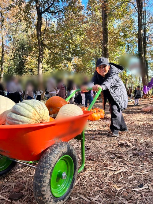 Thi thoảng, vợ chồng Huỳnh Đông đưa con trai đi chơi xa.