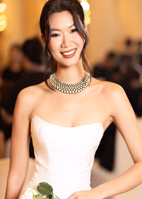 Hồng Đăng sở hữu chiều cao 1m72, số đo 3 vòng 86-60-91 cm.