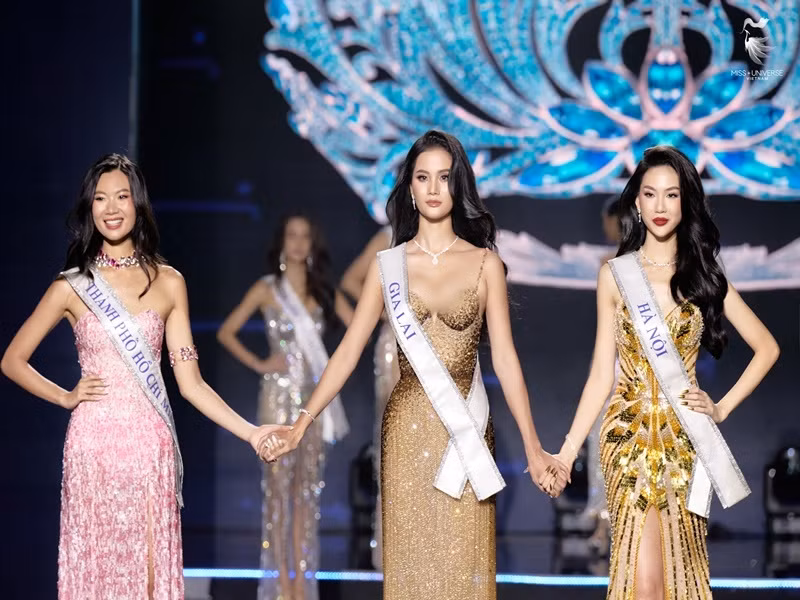 Nàng hậu gợi cảm không kém cạnh Hoa hậu Bùi Quỳnh Hoa (ngoài cùng bên phải) và Á hậu 1 Hương Ly.