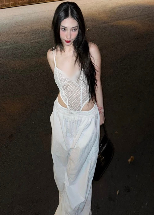 Nữ ca sĩ Khổng Tú Quỳnh diện bodysuit khoe dáng gợi cảm trên phố.